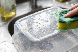 Wadah plastik tetap berminyak setelah dicuci, kenapa? Ini penyebab dan cara membersihkannya