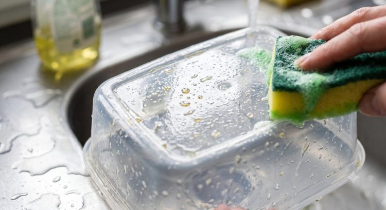 Wadah plastik tetap berminyak setelah dicuci, kenapa? Ini penyebab dan cara membersihkannya