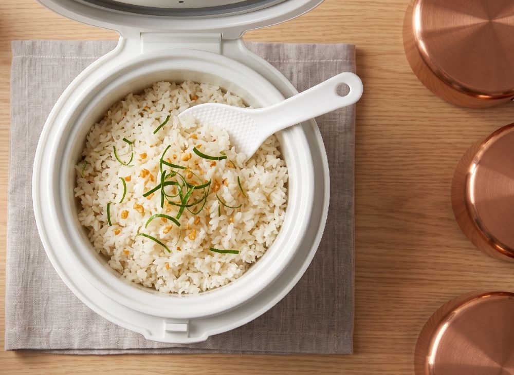 Cara membuat nasi daun jeruk pakai rice cooker di dapur, ini trik rasa gurih segar ala resto terkenal
