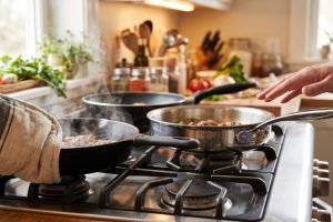 Gagang wajan ikut panas saat memasak, apakah ada yang salah dengan alatnya? Cek dari jenis dan bentuk