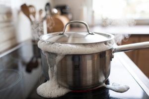 Tutup panci bikin air meluap saat merebus? Ada cara sederhana untuk menguranginya