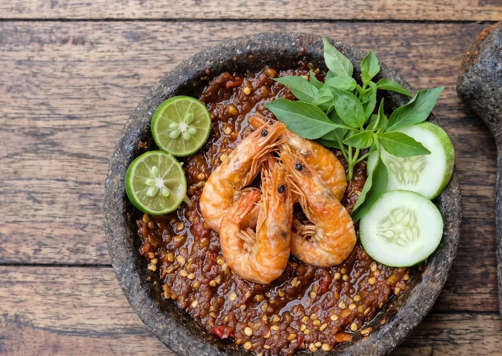 Cara membuat penyetan udang sambal terasi yang rasanya otentik seperti di PKL, lidah pun setuju