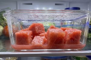 Semangka jadi berair dan lembek setelah masuk kulkas, apakah masih aman dimakan?