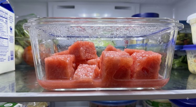 Semangka jadi berair dan lembek setelah masuk kulkas, apakah masih aman dimakan?