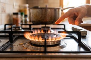 Api kompor gas tak lagi biru, berubah oranye atau merah? Cek penyebab dan cara mengatasinya