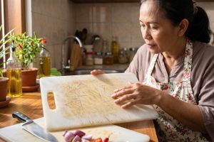 Talenan plastik penuh goresan, masih aman untuk memotong makanan? Ini cara mengeceknya