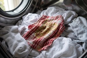 Lap dapur berminyak tapi tidak boleh langsung dicampur pakaian saat dicuci, ini alasannya