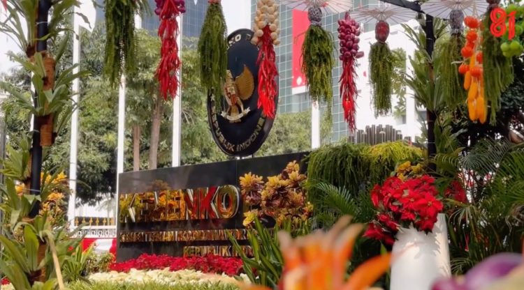Sambut HUT ke-81 RI, Kemenko Polkam hiasi depan kantor dengan dekorasi aneka hasil bumi