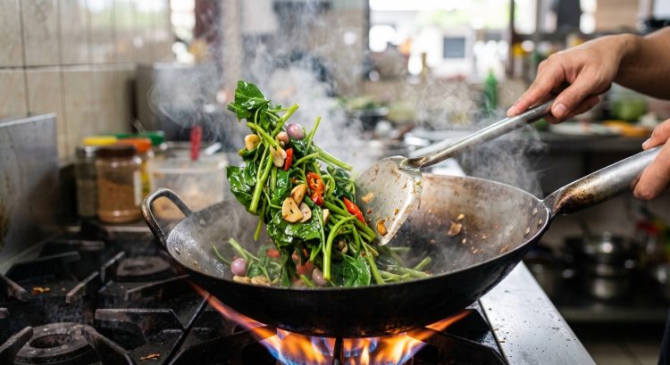 Tumis kangkung berubah warna setelah matang? Cek durasi dan panas wajan