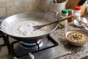 Santan untuk bubur kacang hijau sering menggumpal, begini cara memasaknya