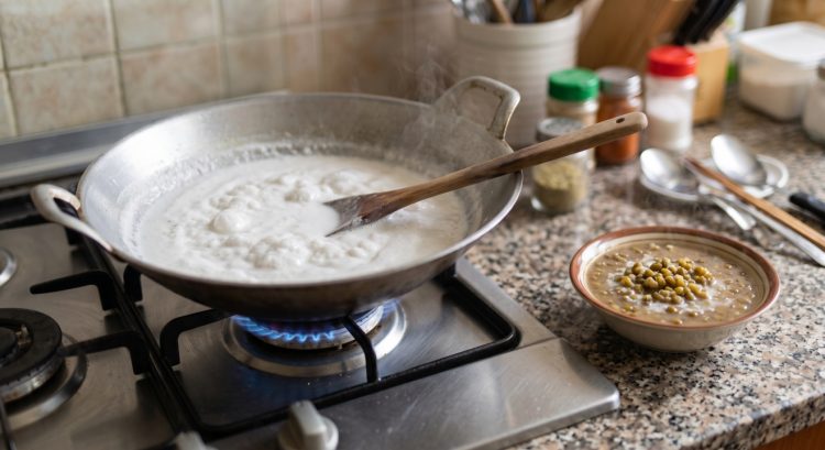 Santan untuk bubur kacang hijau sering menggumpal, begini cara memasaknya