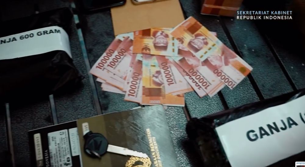 10 Potret suasana kantor Seskab Teddy jelang HUT Ke-81 RI, totalitas dekorasi ala bioskop