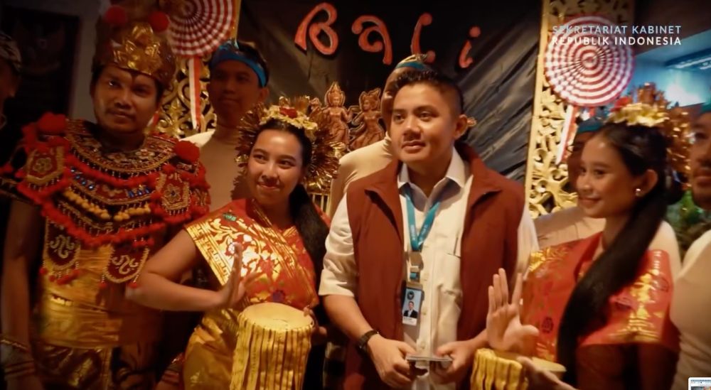 10 Potret suasana kantor Seskab Teddy jelang HUT Ke-81 RI, totalitas dekorasi ala bioskop