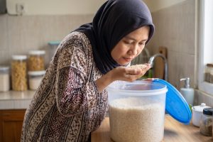 Beras yang lama disimpan mulai berbau berbeda, masih aman dimasak? Cek kondisinya dulu