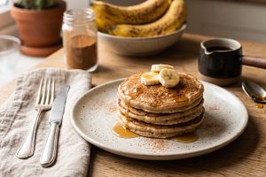 Punya pisang kematangan dan mau busuk? Ini cara mengolahnya jadi pancake pisang untuk sarapan