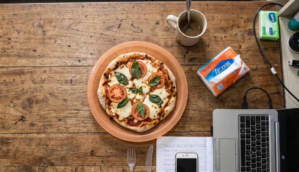 Cara membuat pizza margherita tanpa oven di kamar kos, nggak perlu ribet dan perlu cuci piring banyak
