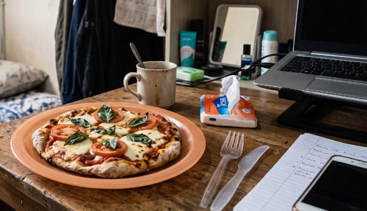 Cara membuat pizza margherita tanpa oven di kamar kos, nggak perlu ribet dan perlu cuci piring banyak