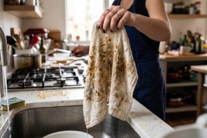 Kenapa lap dapur tetap bau minyak padahal sudah dicuci? Ini penyebabnya