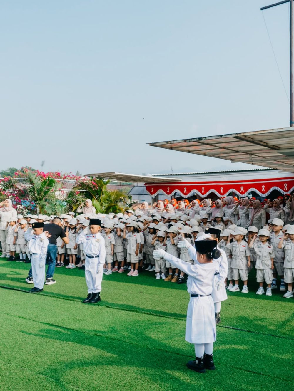 Momen Yuni Shara pimpin upacara HUT RI di sekolah miliknya, murid PAUD jadi petugas dengan apiknya