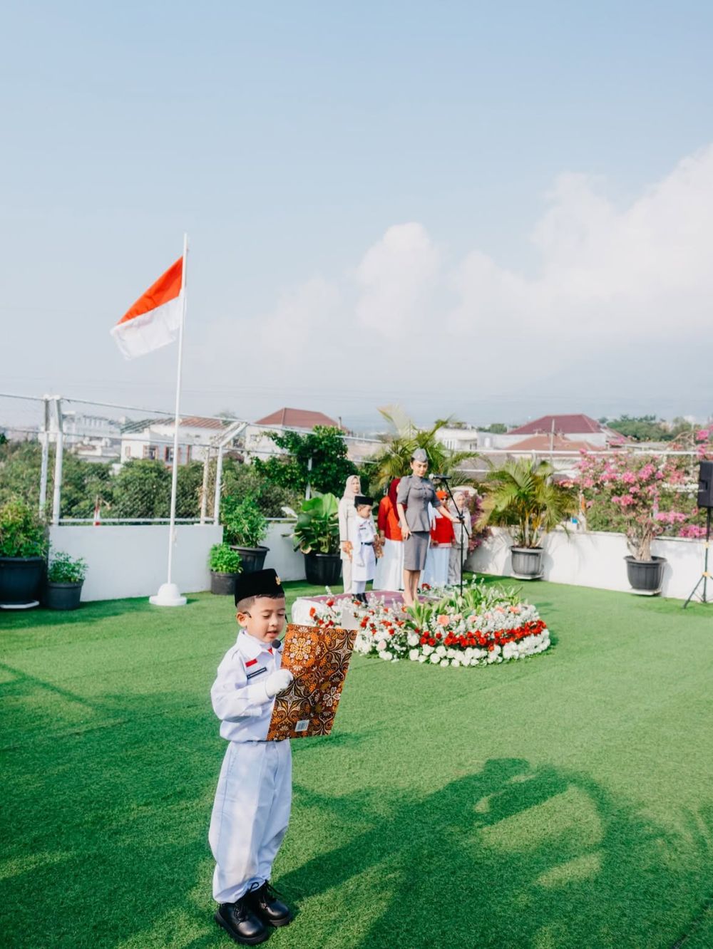 Momen Yuni Shara pimpin upacara HUT RI di sekolah miliknya, murid PAUD jadi petugas dengan apiknya