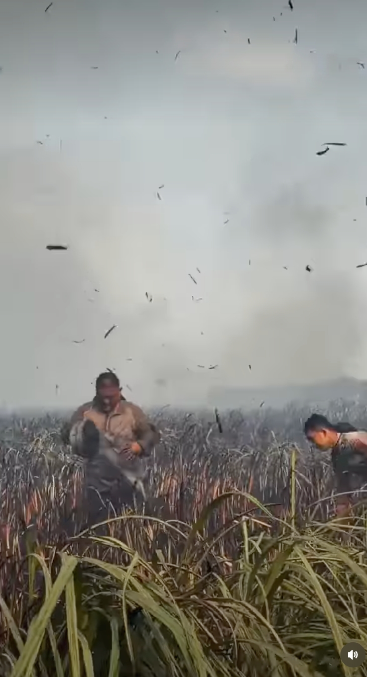 Aksi anggota Sabhara padamkan karhutla Sumatera Selatan, rela terobos parit ambil air