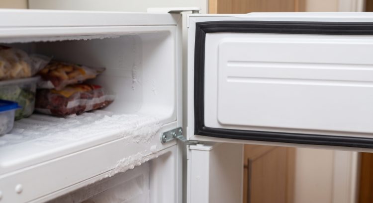 Karet pintu freezer longgar bisa bikin bunga es? Begini cara memastikannya