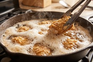 Kenapa ayam goreng mengeluarkan banyak busa saat digoreng? Ini penyebab yang perlu diketahui