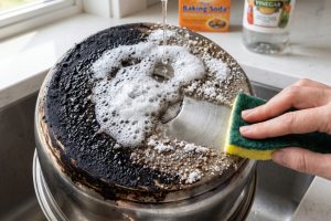 Kerak hitam di pantat panci susah hilang? Bersihkan tanpa air panas pakai 3 bahan ini