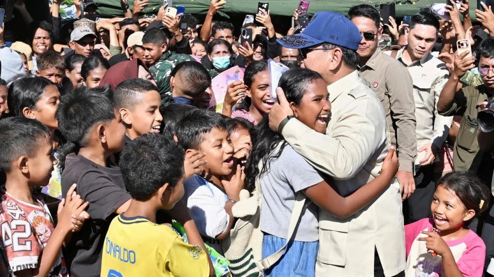 Momen Prabowo peluk anak-anak di pengungsian penyintas gempa NTT, pemerintah janji terus bantu