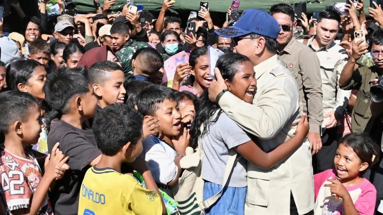 Momen Prabowo peluk anak-anak di pengungsian penyintas gempa NTT, pemerintah janji terus bantu