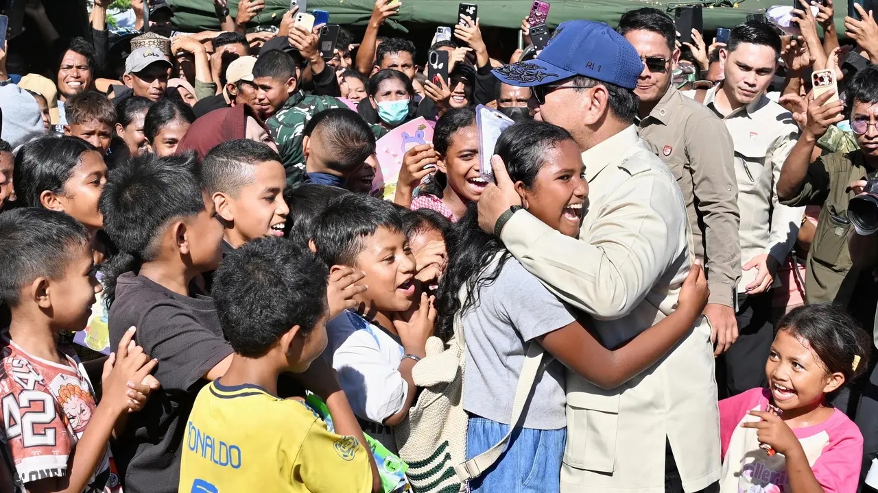 Momen Prabowo peluk anak-anak di pengungsian penyintas gempa NTT, pemerintah janji terus bantu