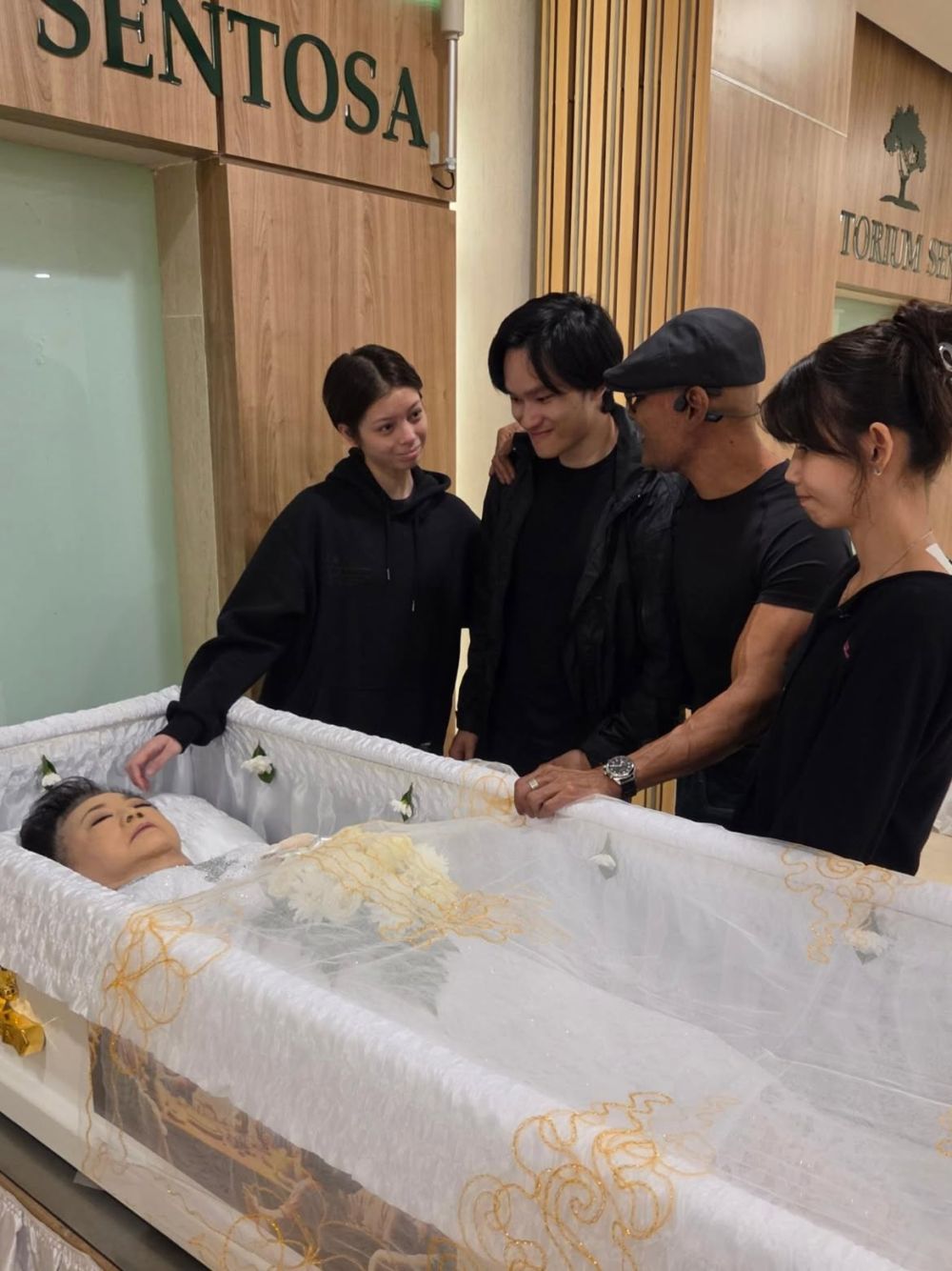 Momen Deddy Corbuzier tersenyum di sisi jenazah sang mama, ungkap tak ada penyesalan