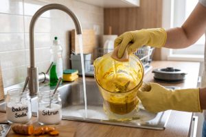 Blender kuning bekas kunyit susah hilang? Coba cara ini dengan baking soda dan sitrun
