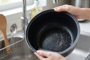 Kenapa inner pot rice cooker mudah tergores meski cuma dicuci pakai spons?