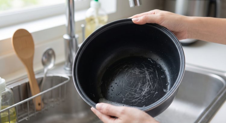 Kenapa inner pot rice cooker mudah tergores meski cuma dicuci pakai spons?