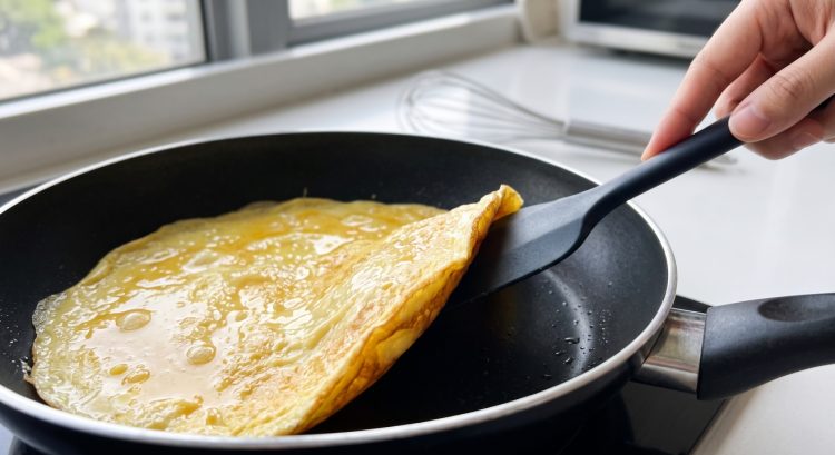 Telur dadar tipis sering robek saat dibalik? Coba trik sederhana ini