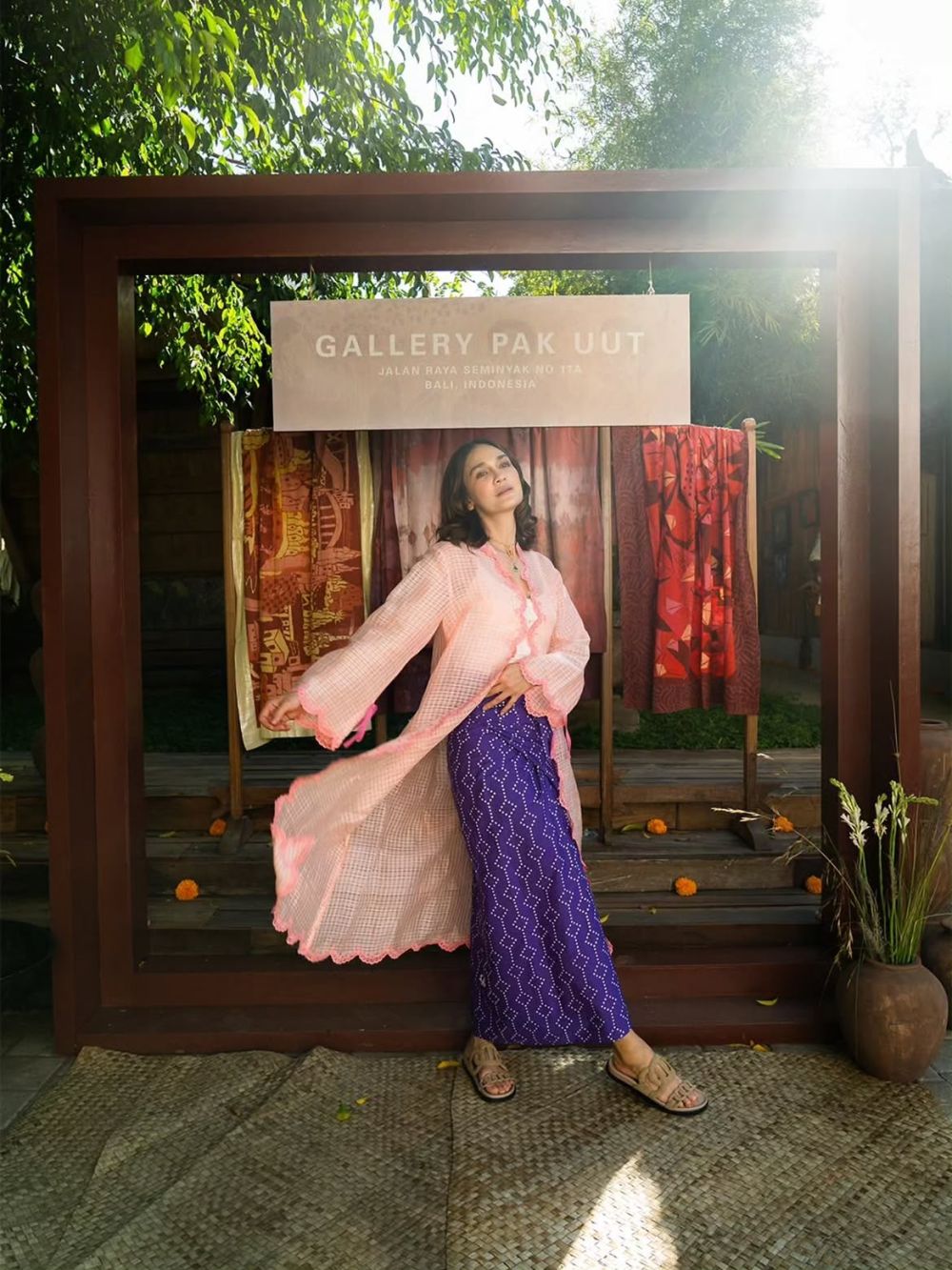 Luna Maya genap 43 tahun, pilih rayakan ulang tahun di galeri seni mendiang ayah