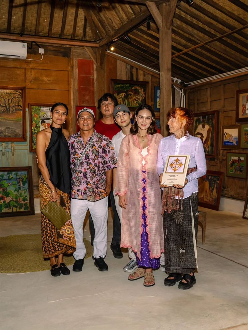 Luna Maya genap 43 tahun, pilih rayakan ulang tahun di galeri seni mendiang ayah