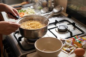 Mie instan terlalu lembek meski waktu rebus sudah sesuai? Bisa jadi karena kamu melakukan langkah ini