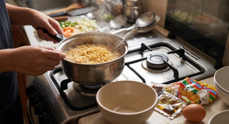 Mie instan terlalu lembek meski waktu rebus sudah sesuai? Bisa jadi karena kamu melakukan langkah ini