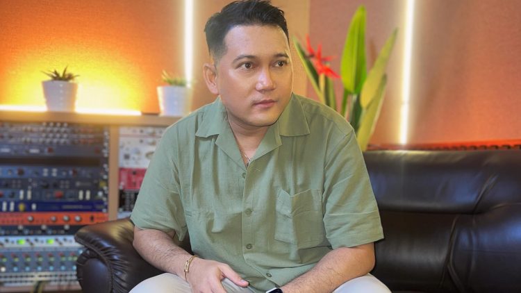 Kabar pelantun lagu “Duhai cinta, tataplah aku di sini”, lama vakum usai kesetrum kini kembali nyanyi