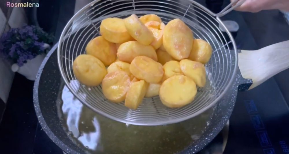 Cuma tambah 1 sendok tepung terigu, trik goreng tofu ini bikin tetap utuh