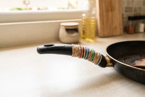Jangan buang karet gelang bekas bungkusan, bisa dipakai untuk gagang wajan yang licin