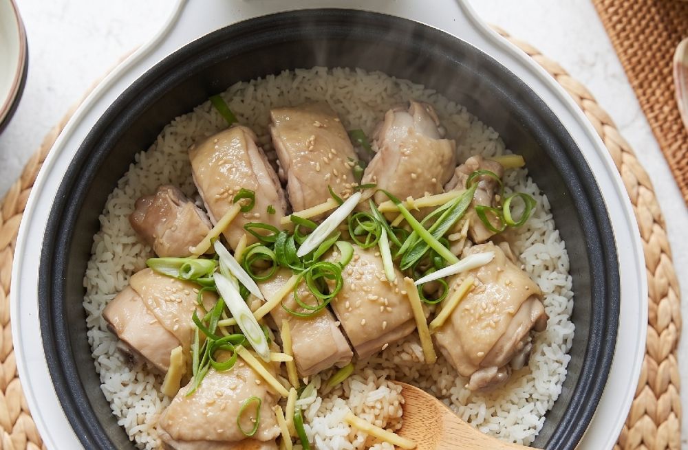 Susah makan karena tenggorokan gatal? Yuk coba resep ayam kukus yang lezat cuma pakai rice cooker aja
