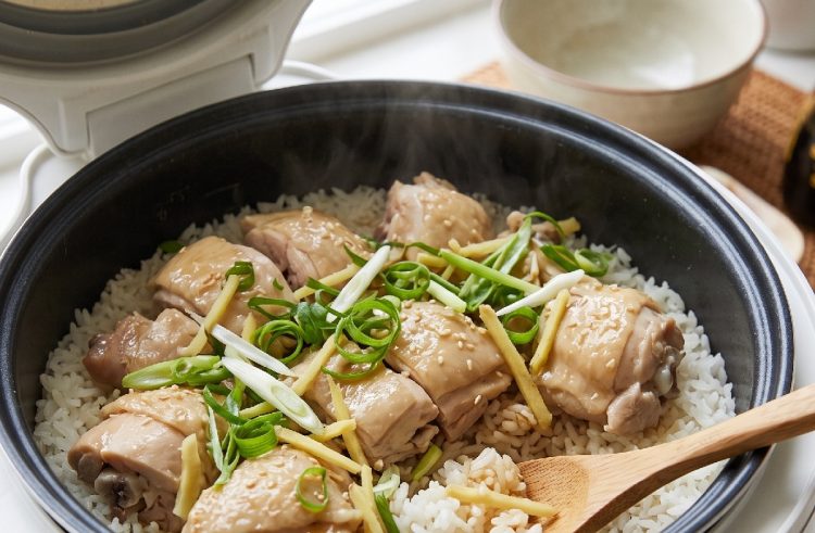 Susah makan karena tenggorokan gatal? Yuk coba resep ayam kukus yang lezat cuma pakai rice cooker aja