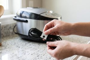 Klip bekas bungkus roti bisa dipakai untuk merapikan kabel rice cooker dan peralatan dapur
