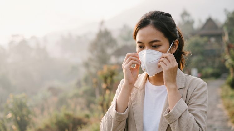 Masker COVID ternyata nggak otomatis ampuh buat abu Anak Krakatau, ini penjelasannya