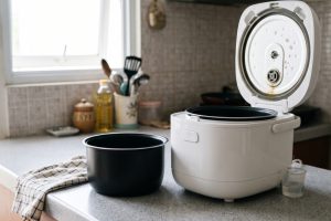 Sutil stainless vs silikon, mana yang lebih aman untuk wajan antilengket?