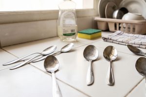 Kenapa sendok stainless bisa terlihat kusam setelah sering dicuci? ini penyebabnya