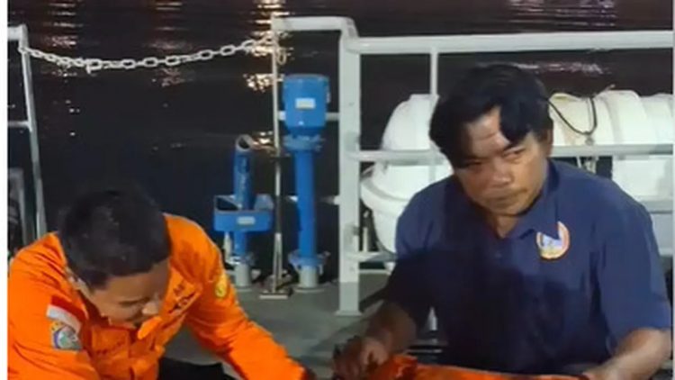 Pelampung dan buoy ditemukan kapal TNI AL saat cari 5 jurnalis dan 3 kru di Selat Sunda